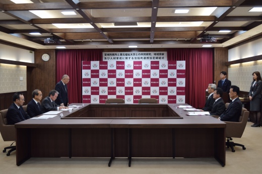 挨拶に立つ大谷学長(左端から4人目)
