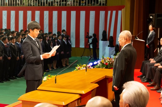 新入生を代表し宣誓文を読み上げた鈴木さん(左)