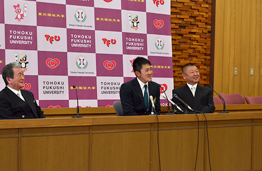 和やかな雰囲気で行われた記者会見。左からゴルフ部部長の大竹副学長、金谷選手、阿部監督
