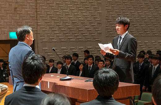 新入会員として誓いの言葉を述べるテニス部の西澤さん