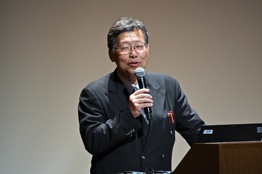基調講演「学生のメンタルヘルスについて」説明する渡部教授