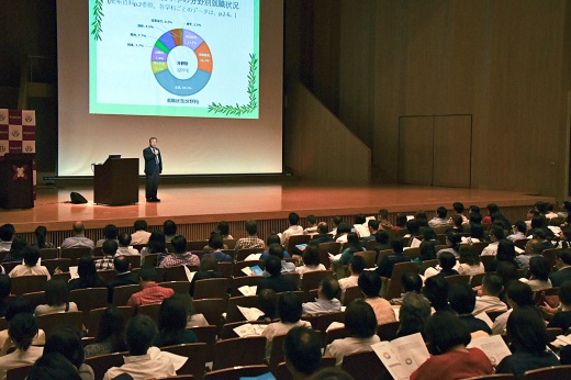 全体会で就職支援と態勢を述べる梶原キャリアセンター長