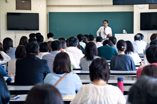 学科別ガイダンスの社会福祉学科で説明する山川敏久教授
