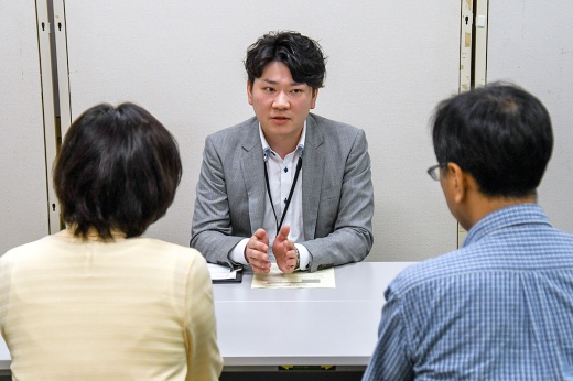 個人面談で応対するキャリアセンターのスタッフ