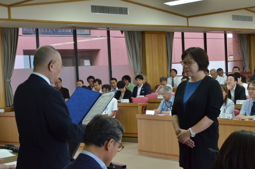 大谷学長からベストティーチャーの表彰を受ける佐藤伊知子准教授(右)
