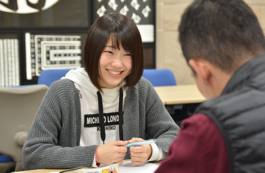初対面の学生たちを一組に。相手の表情や言葉の強さを感じることも、記事に活かします