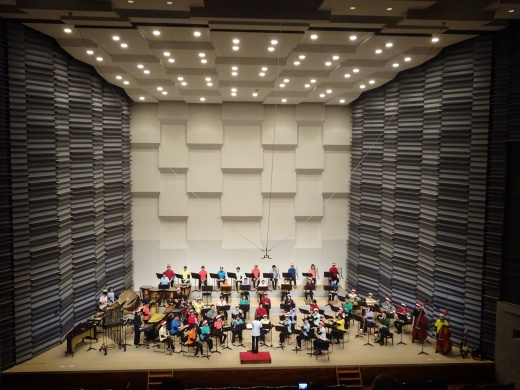 大船渡市の特別演奏会では、市民ら約300人が演奏を楽しみました