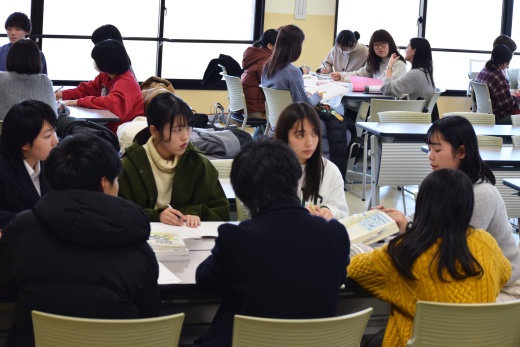 個別相談で4年生(右端)を囲む後輩たち