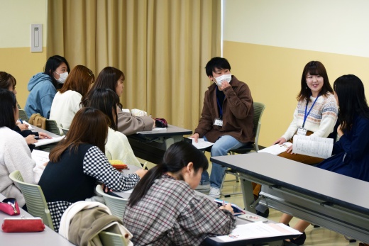 発表する4年生に質問をする後輩