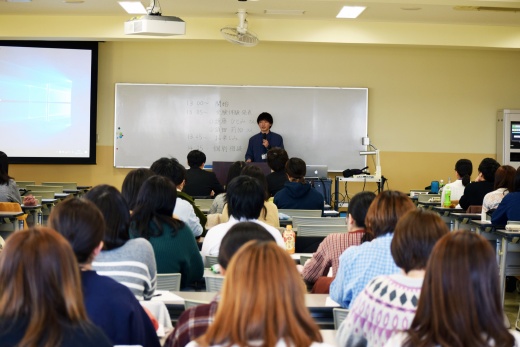 4年生の発表を真剣に聞く後輩たち