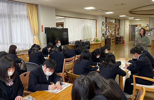 せんだんの杜で、実学臨床教育履修生が高校生に説明を行う