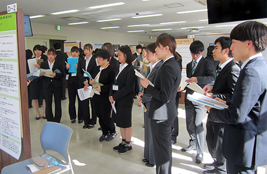 3年生の自由研究報告に耳を傾ける学生たち