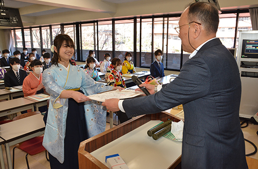 医療経営管理学科・舩渡学科長から管長賞を授与される渡邉さん（左）