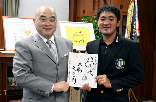 千葉学長から直筆の色紙を手渡され、激励を受けた金谷選手(右)