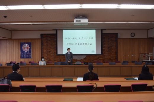 卒業生にはなむけの言葉を贈る寺下副学長(正面右)と高橋センター長(同左)