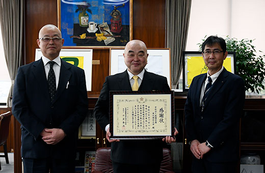 左から髙橋理事長、千葉学長、宮城県警生活安全部・高橋参事官