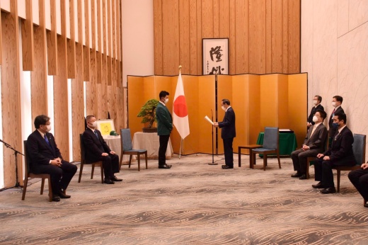 内閣総理大臣顕彰を授与される松山さん(左から3人目)=写真提供:文部科学省