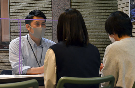 入学センター職員が個別相談に応じる