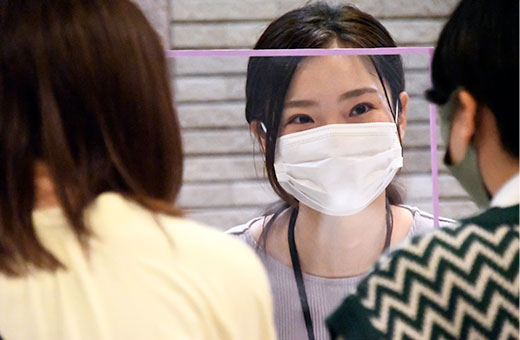 入学センター職員が個別相談に応じる