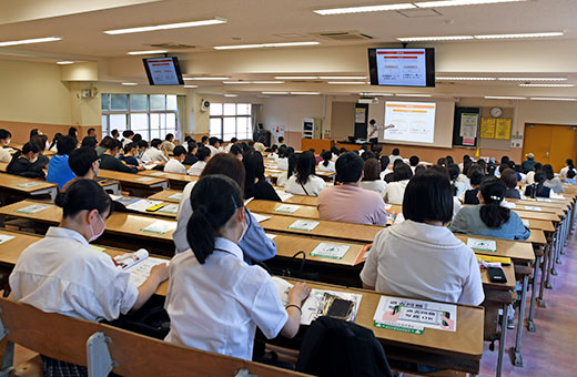 6月より熱気を増した学科紹介。写真は教育学科による説明のようす