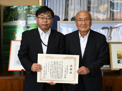 三井理事長(右)から感謝状を受け取った池原局長