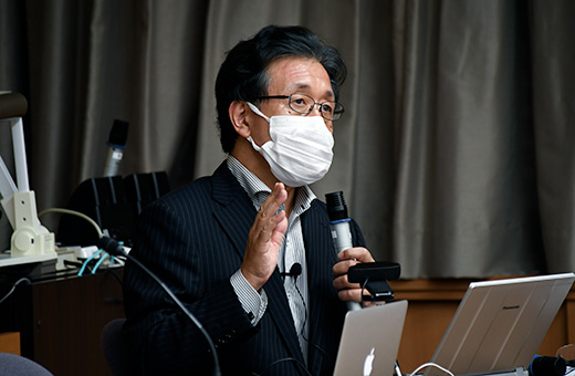 参加教員に講話する大島副学長