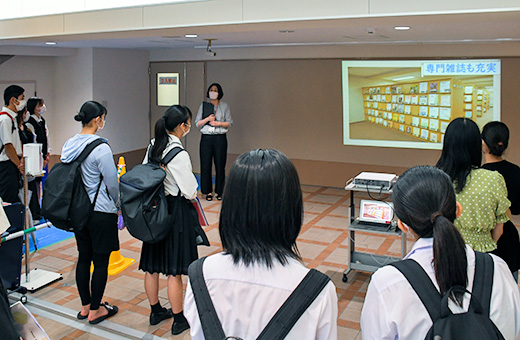 キャンパスツアーで説明を行う図書館職員