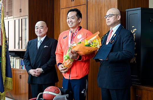 左から千葉学長、藤本さん、髙橋理事長