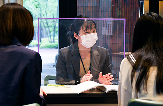 教務課職員が個別相談に応じる