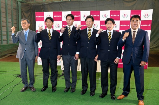 左から寺下部長、椋木投手、大竹投手、大里内野手、三浦投手、大塚監督