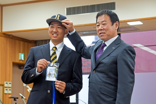 福良GMに球団の帽子を被せてもらった椋木投手