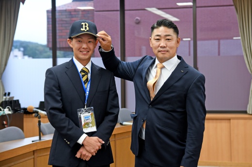 上村スカウトから中嶋監督のサイン入りドラフト会議場IDを手渡された大里内野手