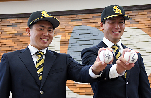王貞治会長、工藤公康監督のサインが入ったボールを手に笑顔の大竹(右)、三浦投手