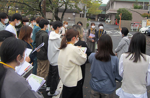 せんだんの杜職員から説明を聞く様子