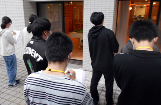 せんだんの館では外から利用者さんとお話する機会がありました