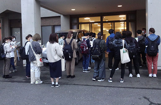 デイサービスで行われていたプログラムの様子を外から見学しました