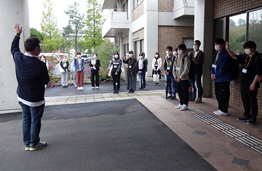 せんだんの里職員から熱心に説明を聞く