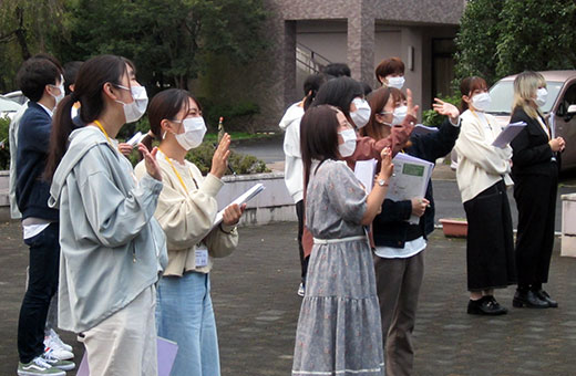 テラスから迎えてくれた利用者さんに向かって手を振り応えました