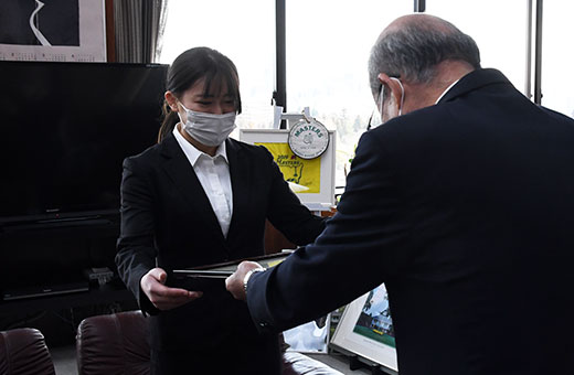 国立花山青少年自然の家の妹尾所長から表彰状を授かる尾崎さん（左）