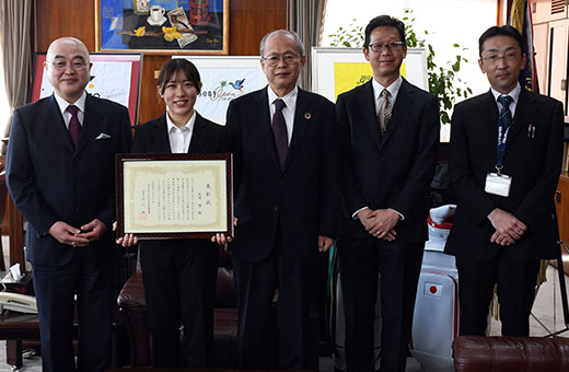 表彰式に参加した、左から千葉学長、尾崎さん、国立花山青少年自然の家の妹尾所長、田口事業推進係長、黒田主任企画指導専門職