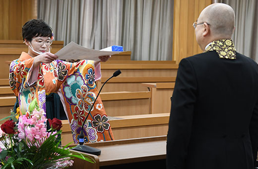管長賞を千葉学長から授かる社会福祉学科・須藤さん(左)
