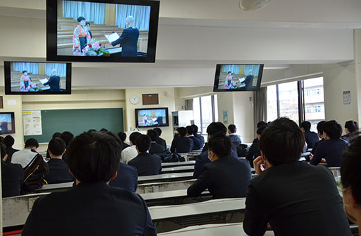 代表者が出席した授与式は各教室に配信