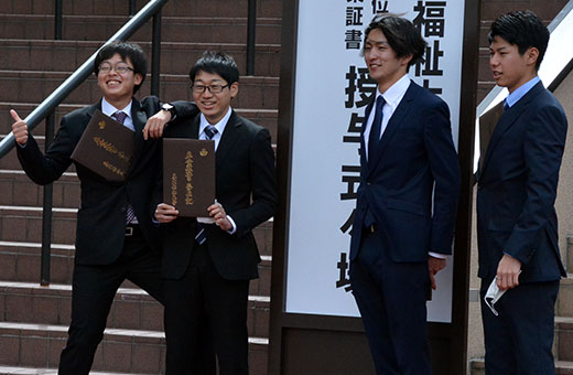 式典後、笑顔が弾む卒業生たち