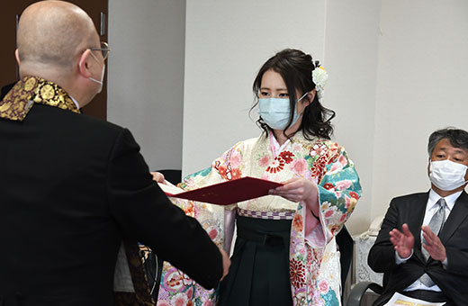 千葉公慈学長(左)から修了証書を授かる受講学生