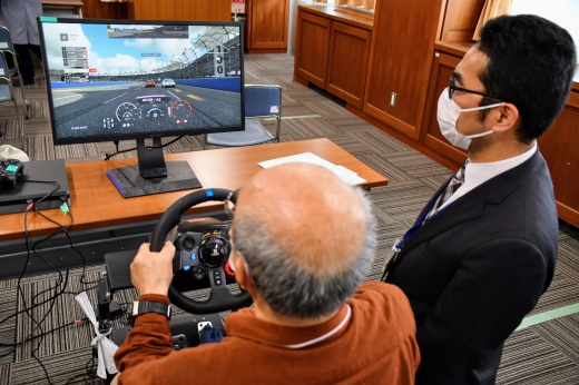 利用者にeスポーツの操作方法等を教える髙橋講師