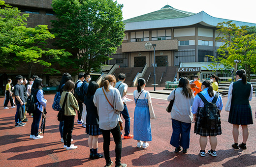 オープンキャンパスクラブ学生によるキャンパスツアー