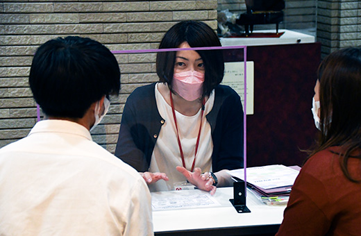 入学センター職員が個別相談に応じる