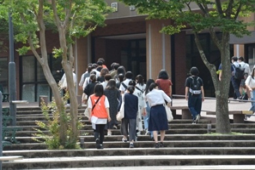 国見キャンパスツアーで引率するオープンキャンパスクラブの学生たち