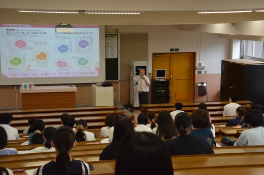丁寧な説明の学科紹介。写真は社会福祉学科による説明のようす