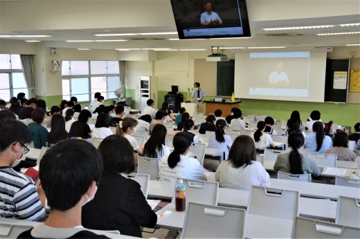 担当教員の説明を熱心に聞く来場者のみなさん